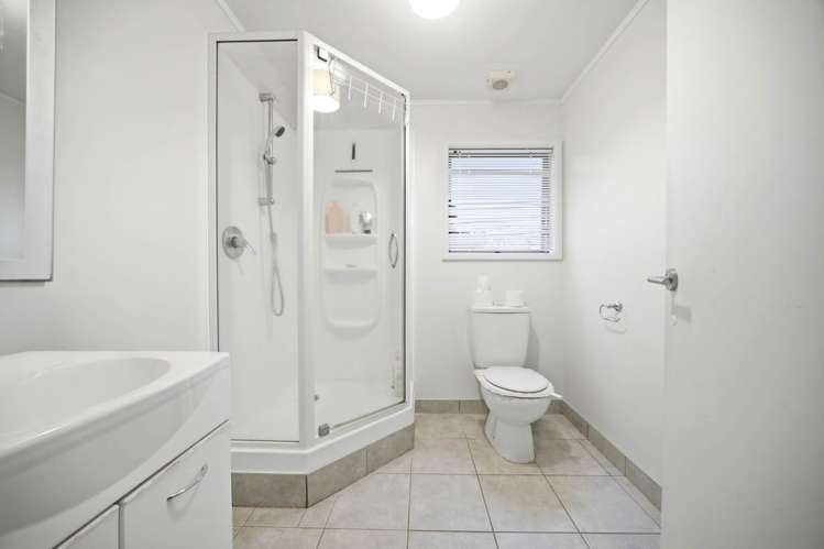 6 Chilton Place Mellons Bay_28