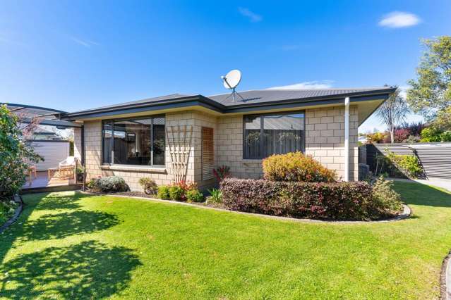 Smart, Easy Living Close to Town