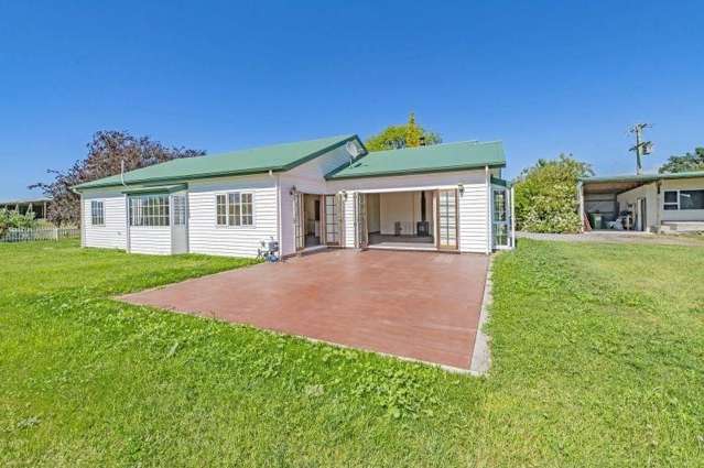 SOUTHBRIDGE    COUNTRY LIVING, MODERN, THREE BEDROOMS, TWO BATHROOMS, PADDOCKS, BRING THE HORSES