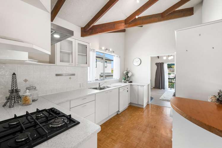 10 Borrowdace Avenue Botany Downs_12