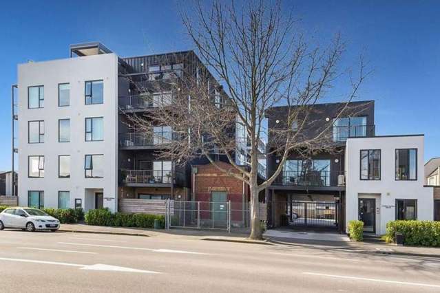 CITY CENTRE - 2 BEDROOMS, 2 BATHROOMS, HEATPUMP, CARPARK