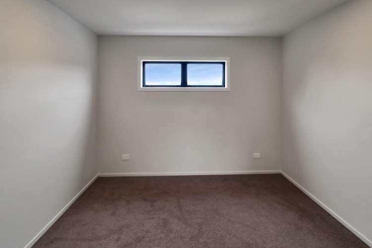 B/137 Whites Line East 1369_9