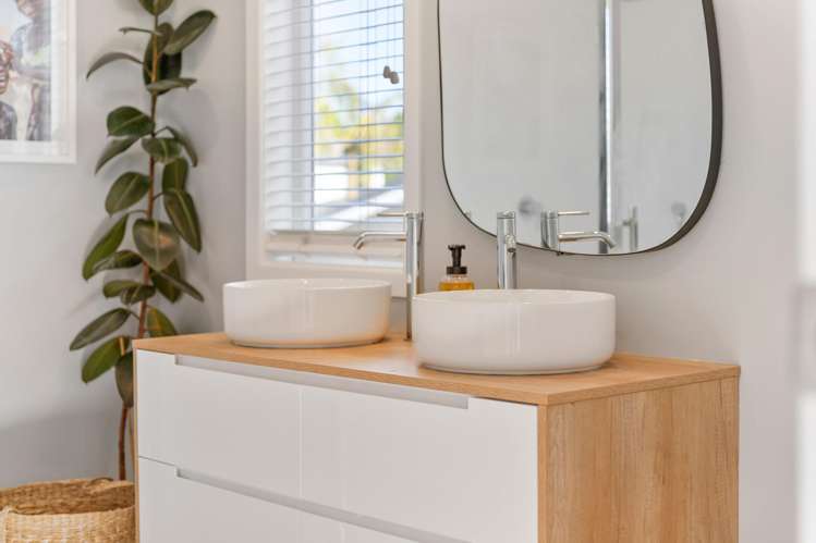 10 Bungalow Avenue_5