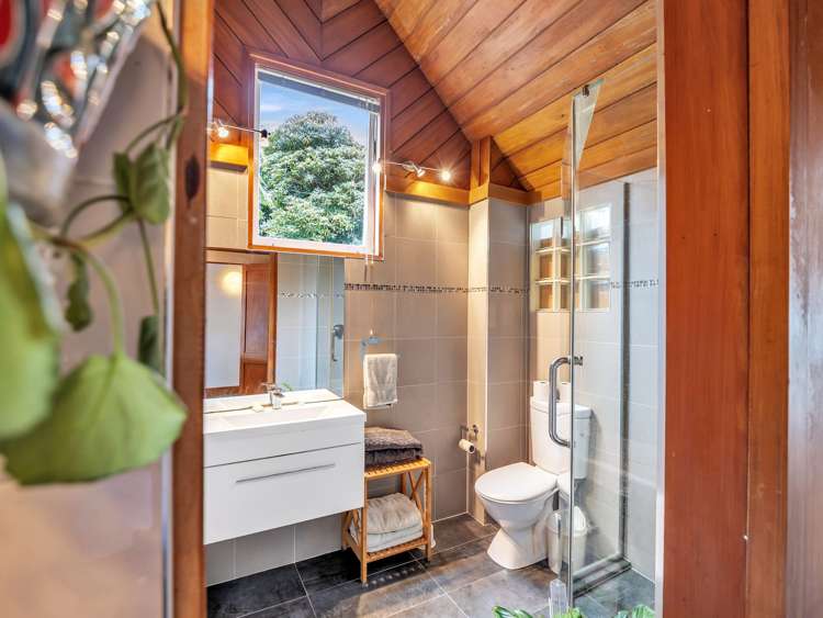 1/51 Quinns Road Waiatarua_23