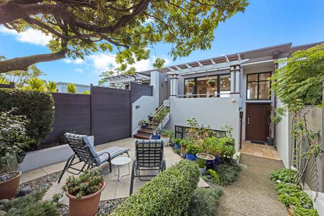 Secure Living - Walk To Broadway