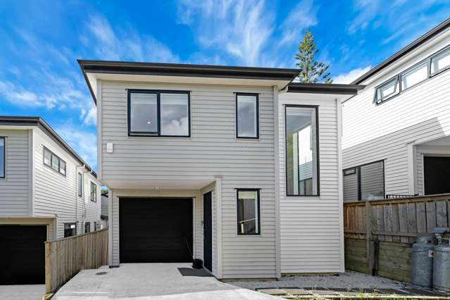 A NEAR-NEW HOME FOR EASY FAMILY LIVING