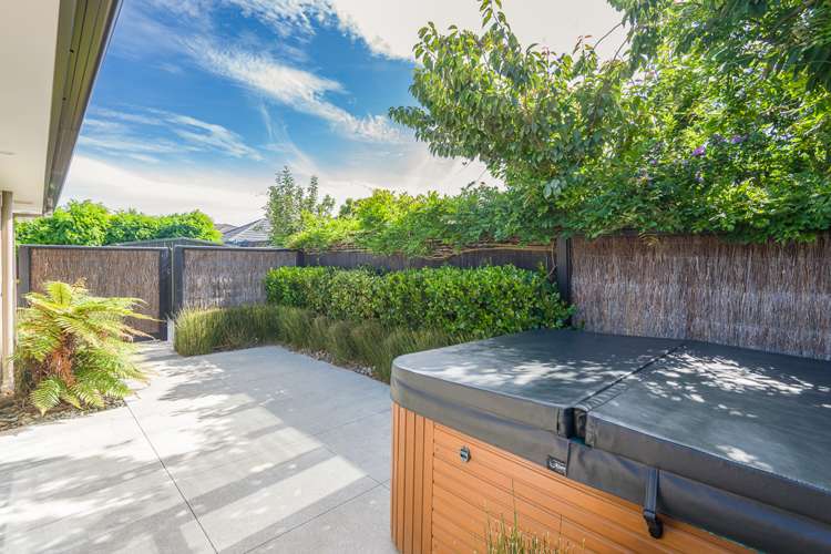 64 Travis Country Drive Burwood_19