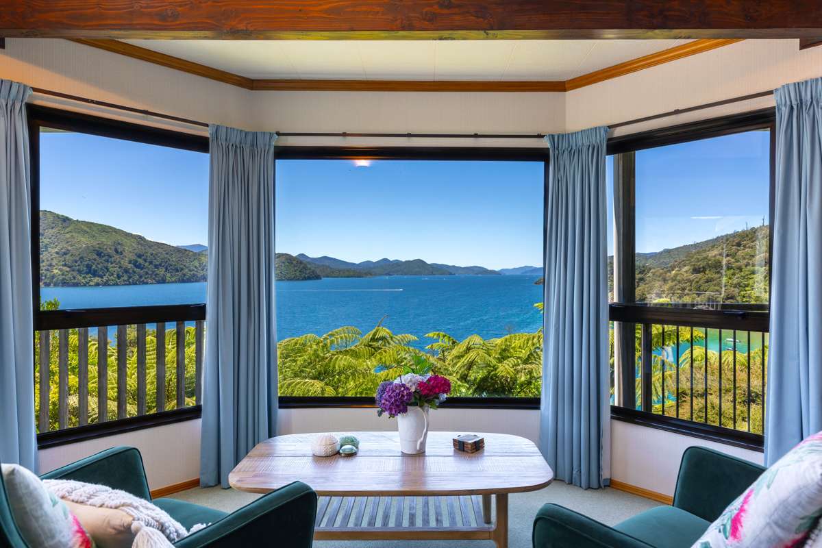 2069 Queen Charlotte Drive_1