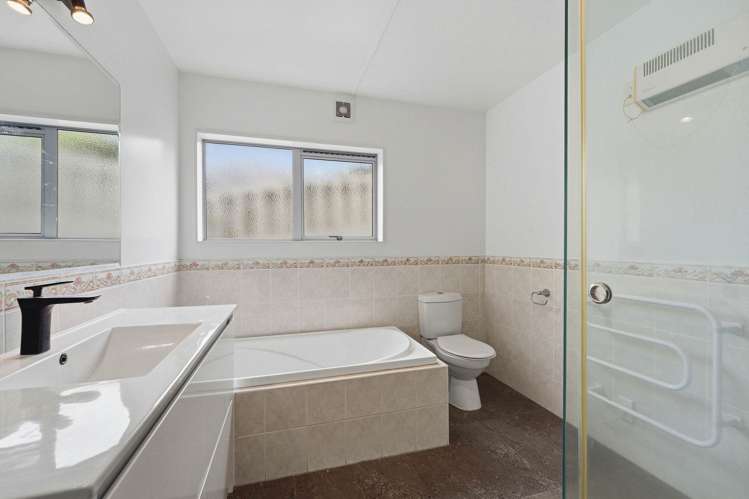 2/75A Target Road Totara Vale_15