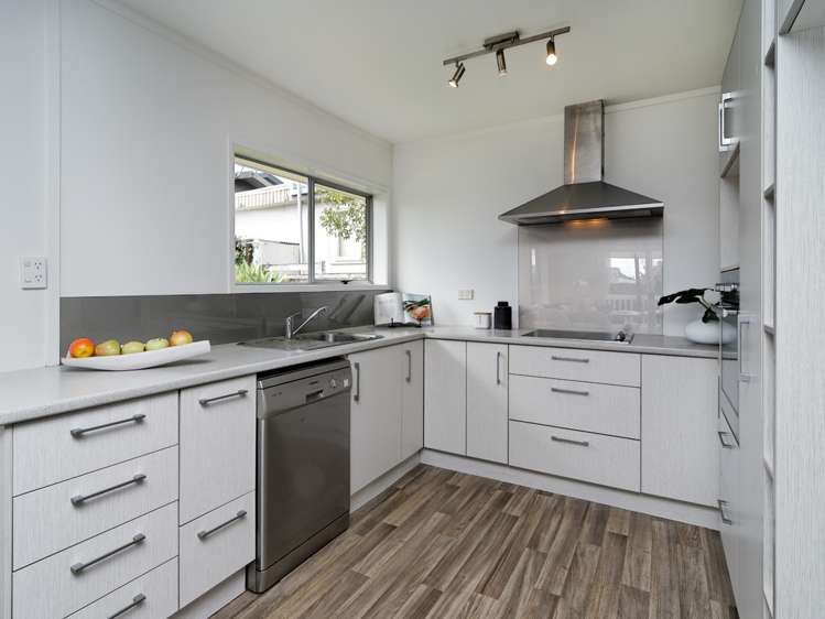 2/56 Archibald Road Kelston_12