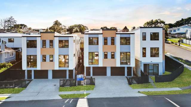 Spacious Design-Living with Coastal Views!