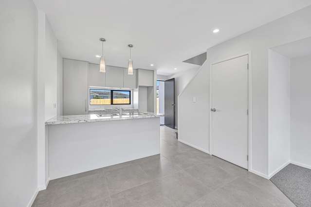 2/11 Kelburn Lane Mangere_3