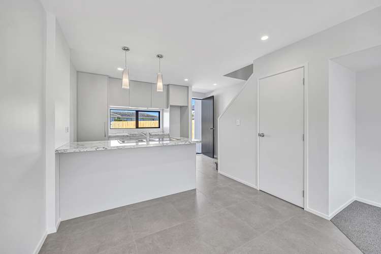 2/11 Kelburn Lane Mangere_3