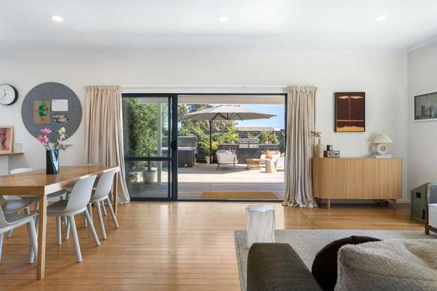 Sun-Soaked Coastal Living – Walk to Beach & Town