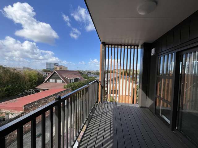 Modern 2-Bedroom Apartment in the Heart of Mount Wellington