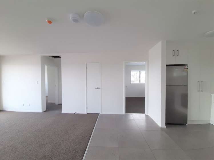 2f/4045 Great North Road Glen Eden_6