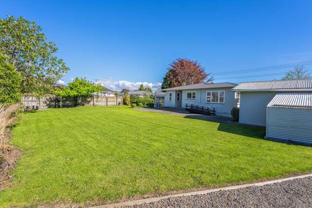 TIMELESS 60s CHARM - LARGE PROPERTY!