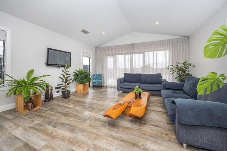 220 Page Crescent 11385_1