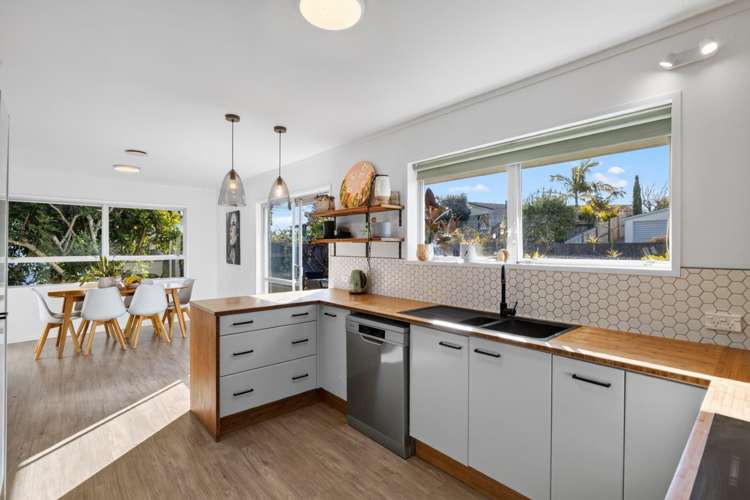16 Sunny Bay Road Matua_2
