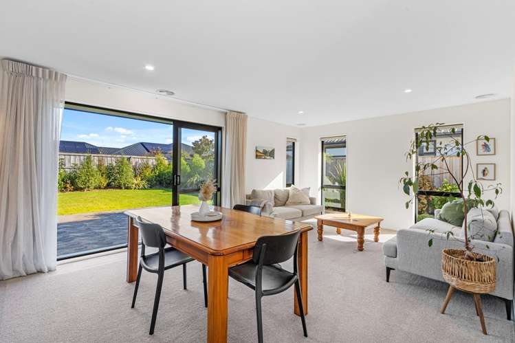 194 Faringdon Boulevard Rolleston_3