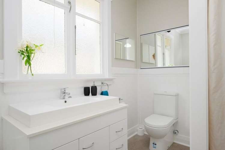 421 North Road North East Valley_13