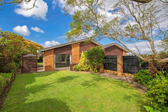 8 Billabong Place Botany Downs_1