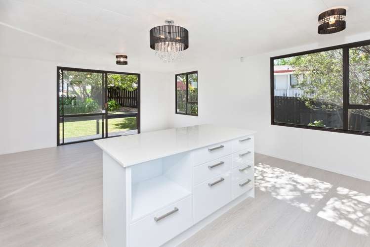 16 Maywood Crescent Glen Eden_5