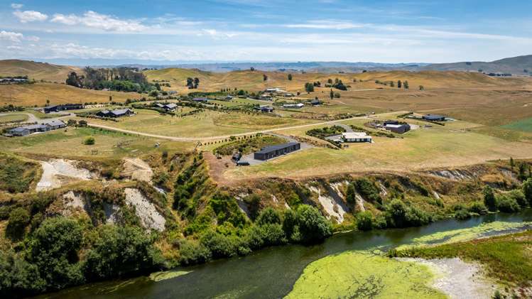 8 Riverview Drive Otane_29