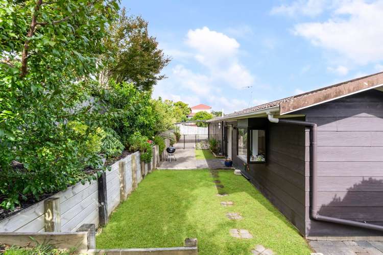 2/865 Beach Road Waiake_16