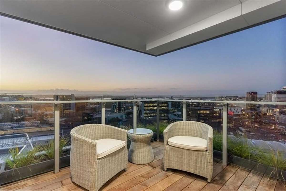 PANORAMIC CITY & HARBOUR VIEWS! 3