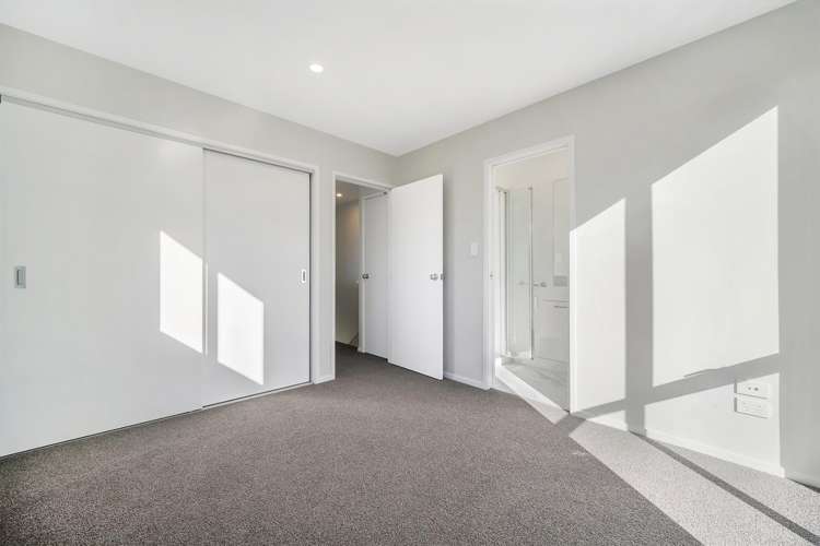 8/31 Ayton Drive 3320_7