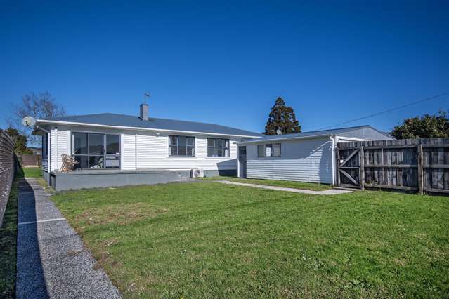 LOOK!  4 Bed on 1/4 Acre with Double Garage!