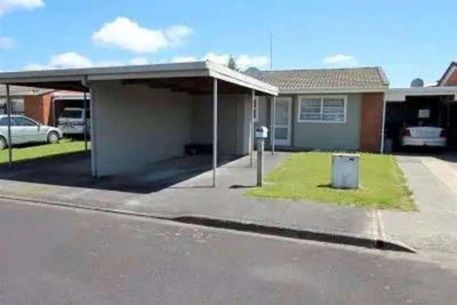 Charming 1BR Flat with Courtyard!
