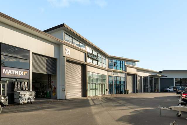 High spec warehouse, office and accommodation