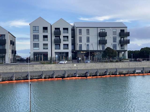 Premium tenancy in waterfront landmark building