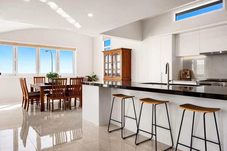 2/203 Marine Parade Mt Maunganui_6