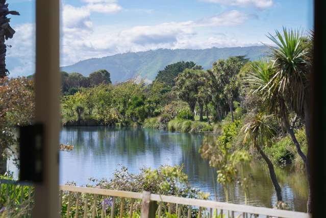 Low Maintenance - Lakefront Living