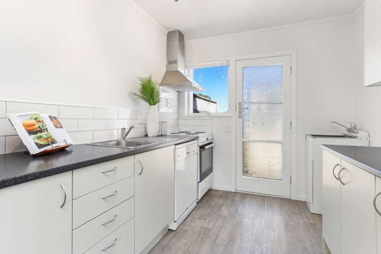 2/8 Paul Place_2