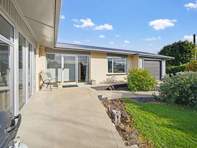 Private, Sunny family home close to Weston School
