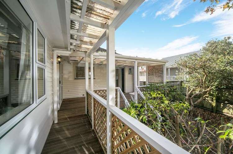 Netherlands Avenue Kelston_0