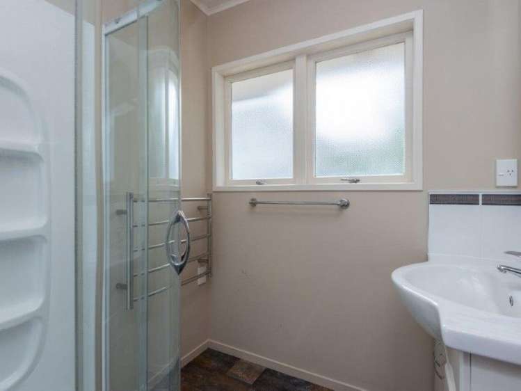 19 Neale Avenue Stoke_11