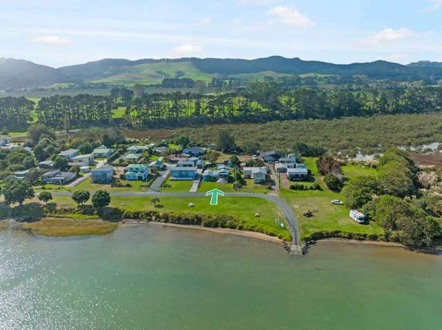 1960’s Beachfront Bliss Close to Auckland!