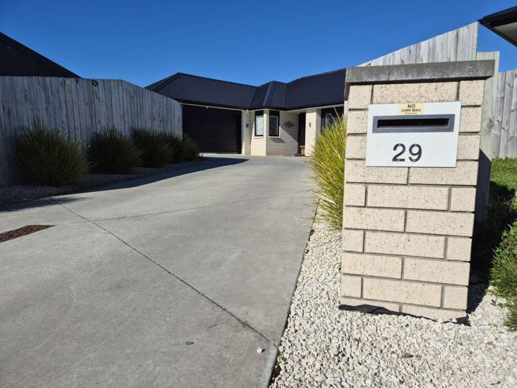 29 Inuwai Street Glenview_12