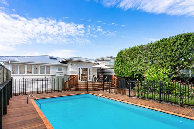 POOL-SIDE FAMILY LIVING - SLOPES OF ONE TREE HILL!