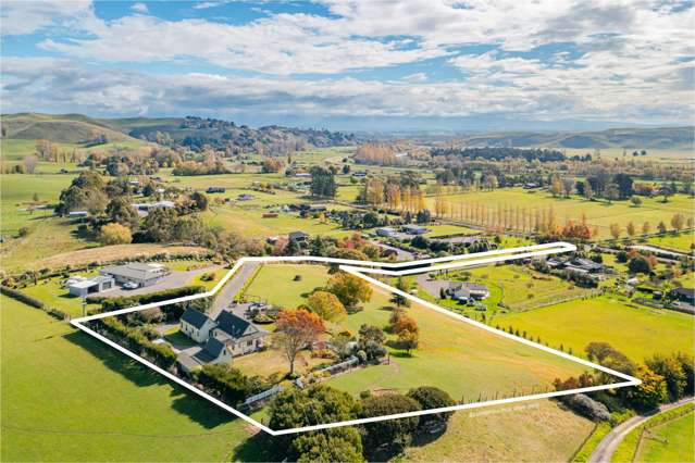 Hilltop lifestyle haven on 1.84ha