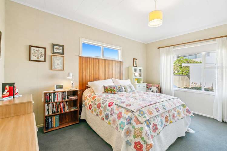 93 Apu Crescent Lyall Bay_11