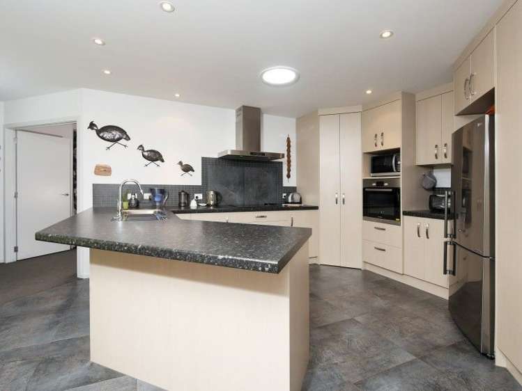 215 Judge Richardson Drive Opaheke_10