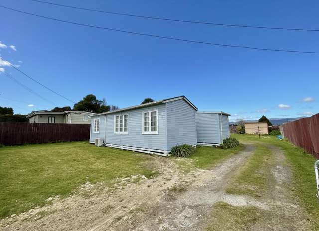 Perfect lakeside escape or investment opportunity