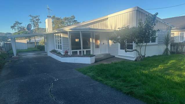 Renovated 3B Home, Big Section, Walk to Shops