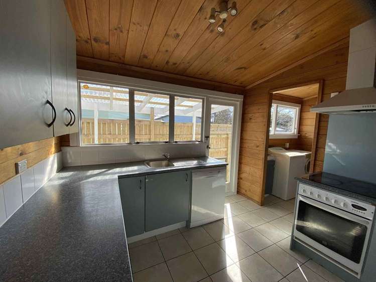 8 Walton Avenue Waikanae_11
